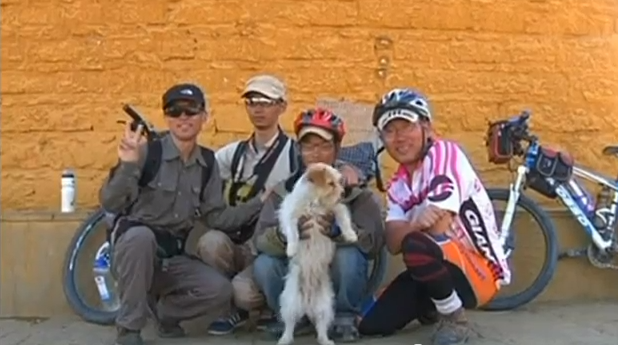 Xiao Sa and cyclists - screen shot